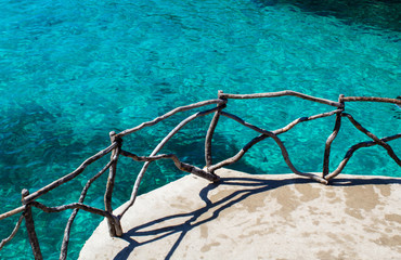 Valla de madera en una cala de Menorca