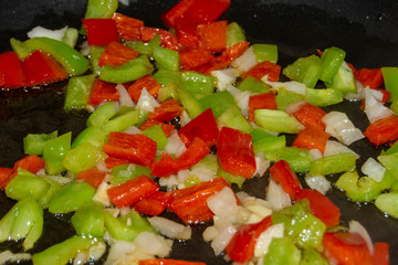Sofrito de pimiento verde y rojo con cebella