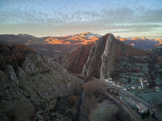 Vista aérea de una formación rocosa en Vega del Gordón