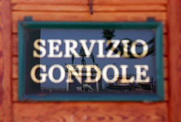Obraz premium Italian text that means gondola service with the reflection in V