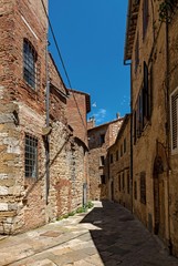 Enge Straße in der Altstadt von Montepulciano in der Toskana in Italien 
