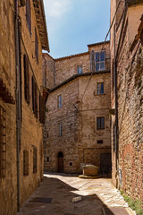 Leere Straße in der Altstadt von Montepulciano in der Toskana in Italien