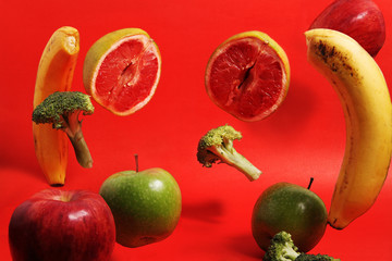 Pomelo, naranja, banano, manzana verde, manzana roja y brocoli.
