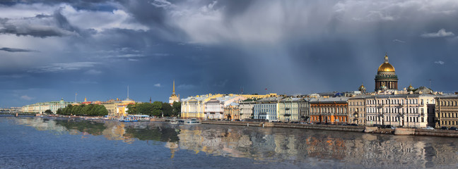 Fototapeta na wymiar Дождь и солнце над Санкт-Петербургом