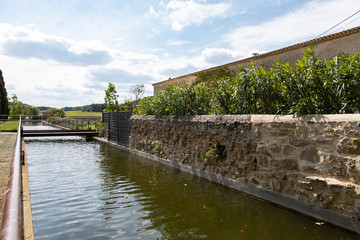 Fototapeta na wymiar Kanal im Ackerbau in Frankreich
