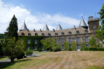 Fototapeta na wymiar Façade intérieure du château du Sailhant