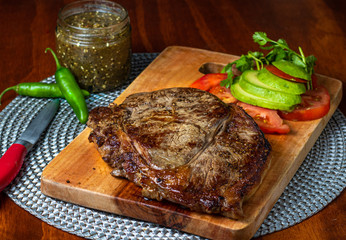 delicioso corte de carne con Chile y aguacate