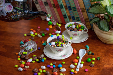 tazas de te con dulces y chocolates