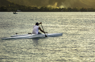 Va'a pirogue traditionnelle