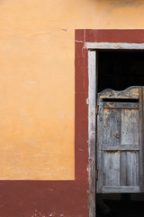 Puerta de Madera en Querétaro, México. Detalle de arquitectura vernácula. 