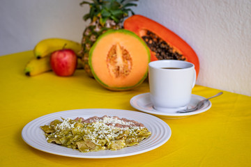 Chilaquiles y cafe
