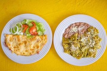 Omelet y Chilaquiles