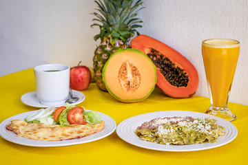 Omelet y chilaquiles