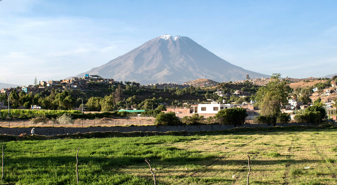 Vista del volcan Misti en Arequipa desde las afueras de la ciudad