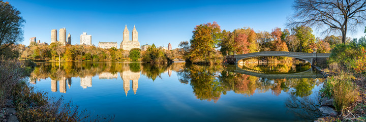 Fototapeta na wymiar Panoramic view of the Lake and Bow Bridge in Central Park, New York City, USA