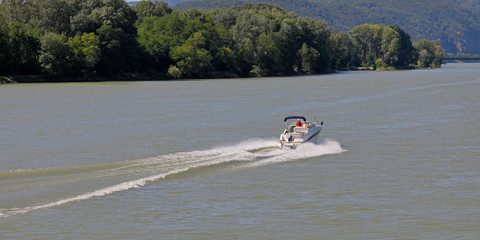 Motorboot auf der Donau