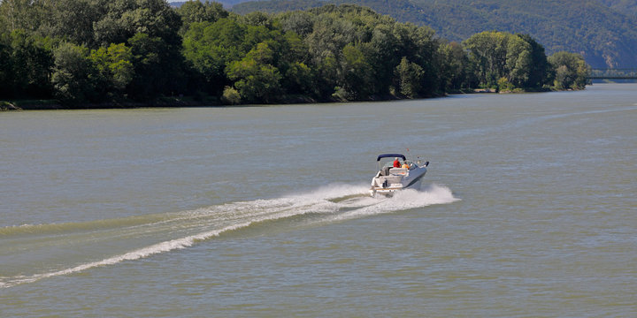 Motorboot auf der Donau