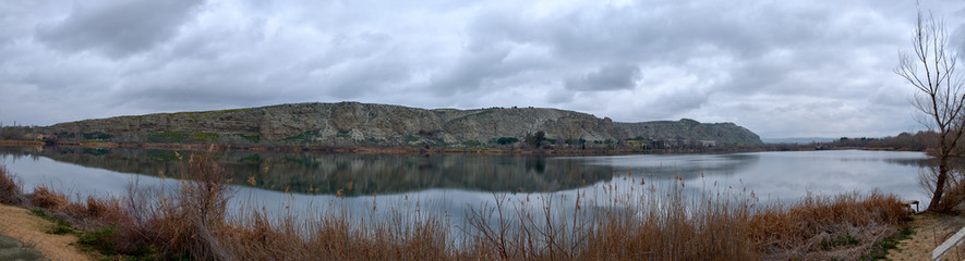 Fototapeta na wymiar panorama of a lake.
