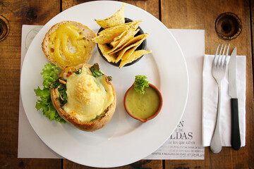 sándwich gratinado, nachos con salsa y cóctel en restaurante