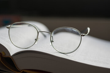 Lentes sobre libro abierto