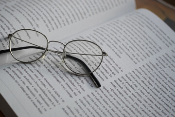 Lentes sobre libro abierto
