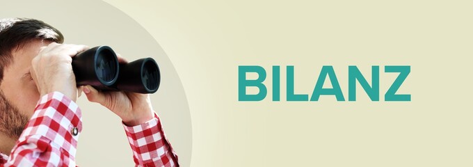 Bilanz. Mann bei Beobachtung mit Fernglas (Panorama Format). Türkiser Text in deutsch auf...