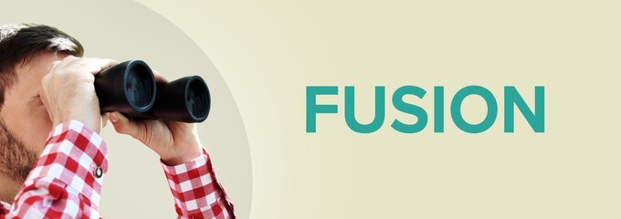 Fusion. Mann bei Beobachtung mit Fernglas (Panorama Format). Türkiser Text in deutsch auf...