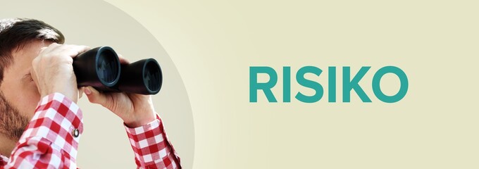 Risiko. Mann bei Beobachtung mit Fernglas (Panorama Format). Türkiser Text in deutsch auf...