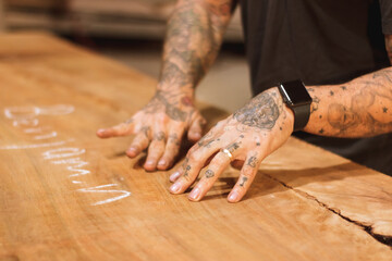 Manos de carpintero trabajando en taller de carpintería