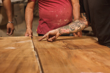 Detalle de carpinteros en taller de carpintería trabajando