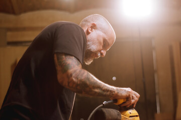 Carpintero Mexicano lijando una puerta en taller de carpintería