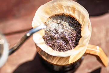 屋外でのコーヒードリップ
