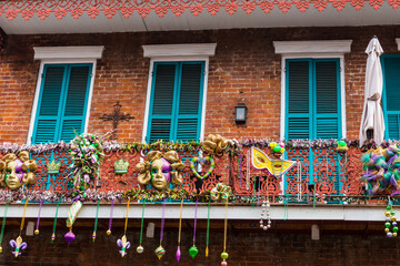 Balcony Decorated For Mardi Gras, French Quarter,New Orleans,Louisiana,USA - obrazy, fototapety, plakaty