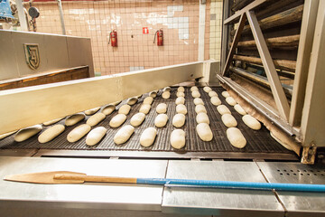 Conveyor for loaf production in a large industrial bakery