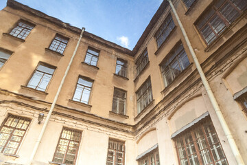 Obraz premium Old facade of a vintage building reflected in a muddy puddle
