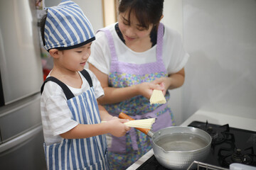 そうめんを茹でる親子
