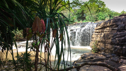 Petite cascade cachée dans un coin de la riviere de Banfora au Burkina Faso