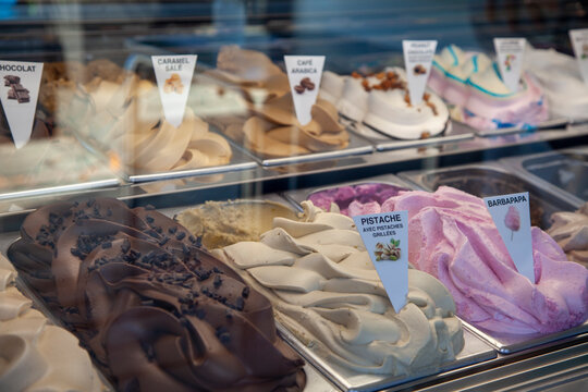 Bac &agrave; glaces chez un vendeur de glace