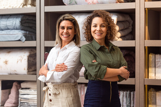 Mulheres de neg&oacute;cio em ambiente de trabalho.