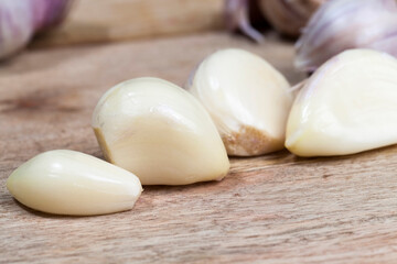 Fototapeta na wymiar cloves and heads of ripe garlic
