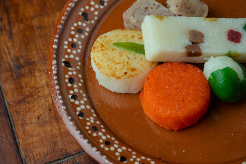 Cocadas dulces mexicanos tradicionales de coco leche y azúcar  frutas decoradas limón colores latina tropical acapulco guerrero costa celebraciones decorativa alegría fiesta día de muertos navidad