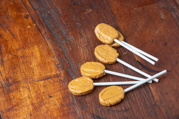 paletas de cajeta caramelo y leche de cabra envinada sobre una mesa aislada dulce mexicano tradicional fiesta celebración colorido latino