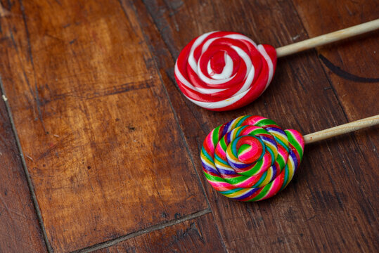 paletas remolino espiral de caramelo sobre una mesa aislada dulce mexicano tradicional fiesta celebraci&oacute;n colorido