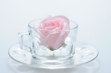 耐熱ガラスの中にリボンで出来たバラです。