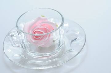 耐熱ガラスの中にリボンで出来たバラです。