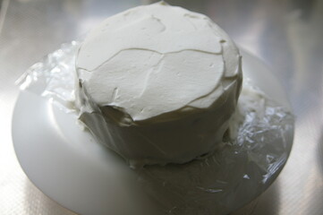 Applying cream to the cake