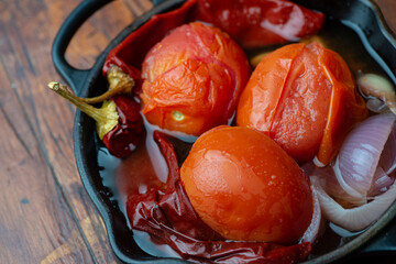 Salsa mexicana de tomate rojo chile guajillo para guisado picante tradicional colorido sabroso...