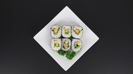 四角い皿に盛り付けられたサラダ巻き