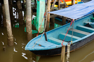 Fototapeta na wymiar Long-tailed boats are on the waterfront in a fishing village