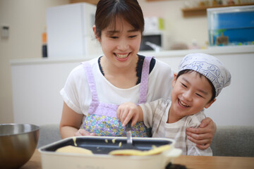 ホットケーキを焼く親子